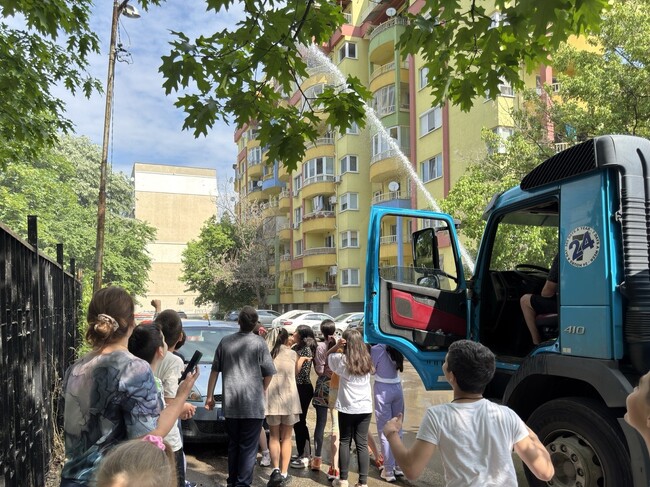 Столичният инспекторат представи на най-малките столичани мотометачка, сметоизвозващ камион и автоцистерна 