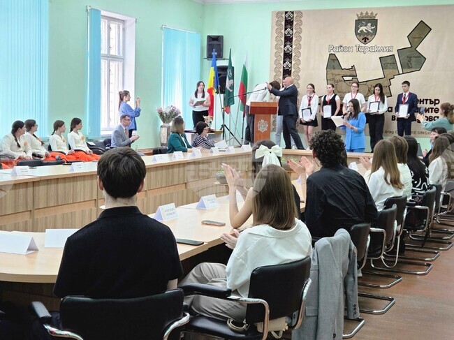 Наградиха най-успешните ученици на Тараклийския район в Молдова, осем са отличени по български език и литература