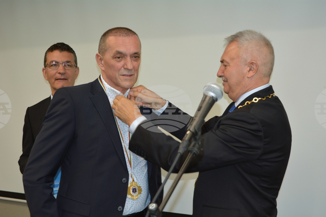Хирургът д-р Красимир Каменов получи Почетния знак на Община Монтана