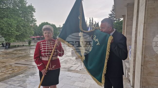 Майсторката от Панагюрище Елисавета Георгиева дари ръчно изработено знаме на гр. Калофер по подов 150 години от подвига на Ботев и неговата чета