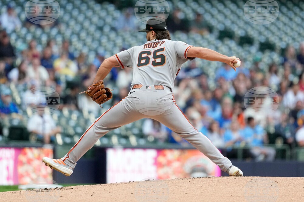 Giants Brewers Baseball