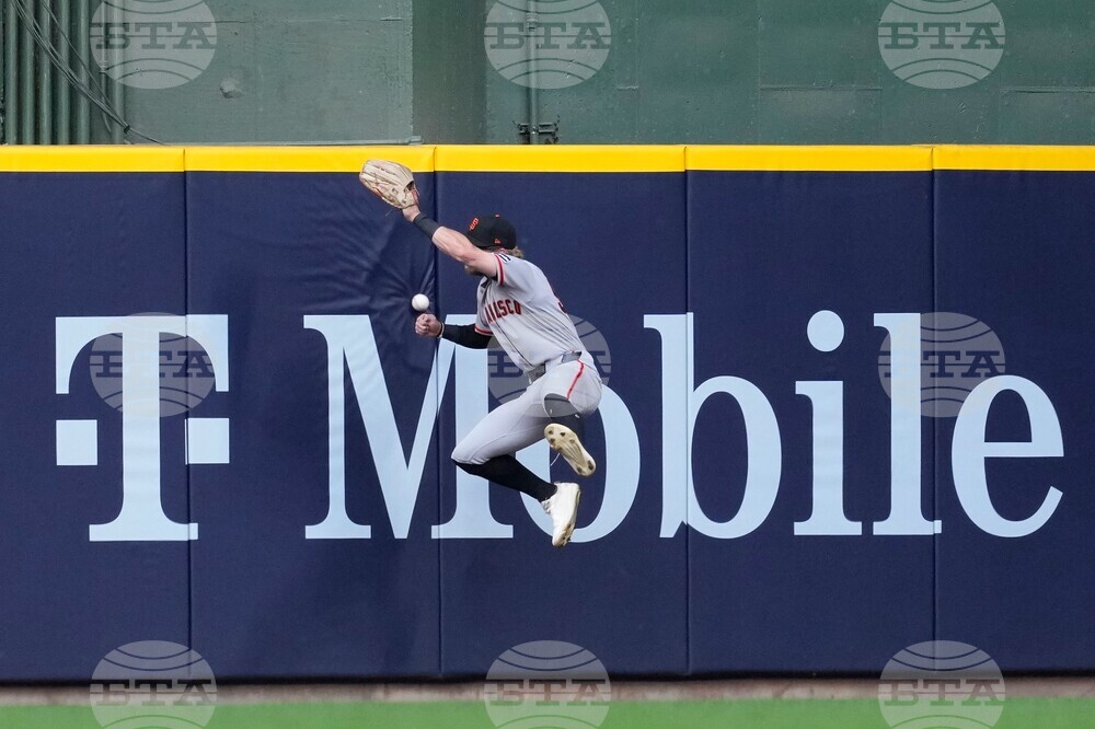 Giants Brewers Baseball