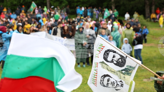 Стотици хора се качиха на връх Околчица, за да отдадат почит на Христо Ботев и на загиналите за свободата на България