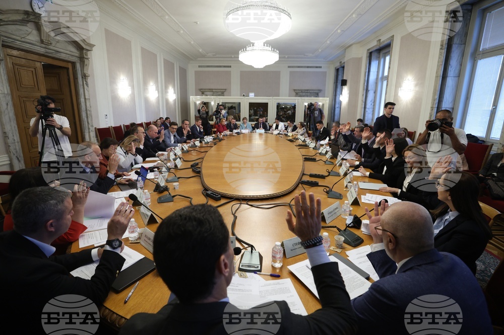 Lawmakers Back Pension Changes, Party Subsidy Cuts Under Budget Extension