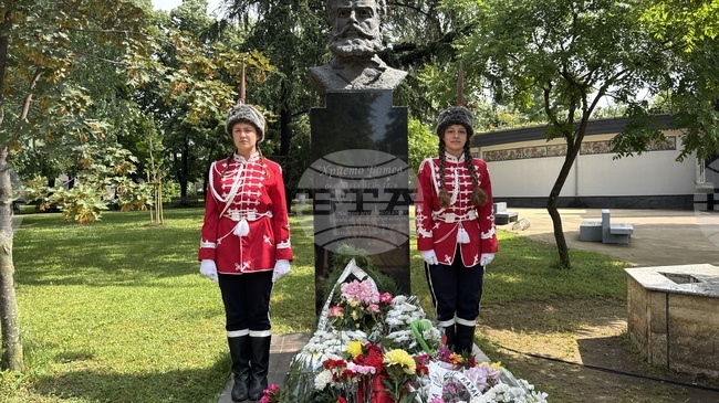 С поднасяне на венци и цветя в Казанлък почетоха паметта на Христо Ботев и на загиналите за свободата и независимостта на България