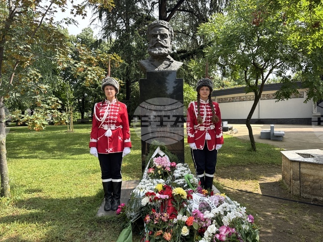 С поднасяне на венци и цветя в Казанлък почетоха паметта на Христо Ботев и на загиналите за свободата и независимостта на България