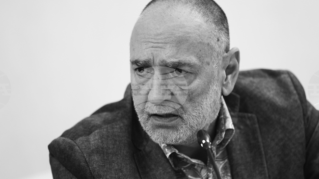 Животът – докато се ухилиш и се озъбиш, пише в книгата си „FaceБуки“ Любен Дилов-син 