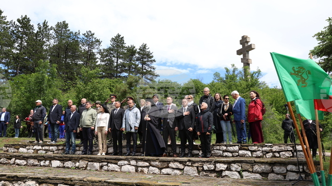 Hundreds Gather at Okolchitsa Peak to Honour Hristo Botev and Bulgaria’s Freedom Fighters