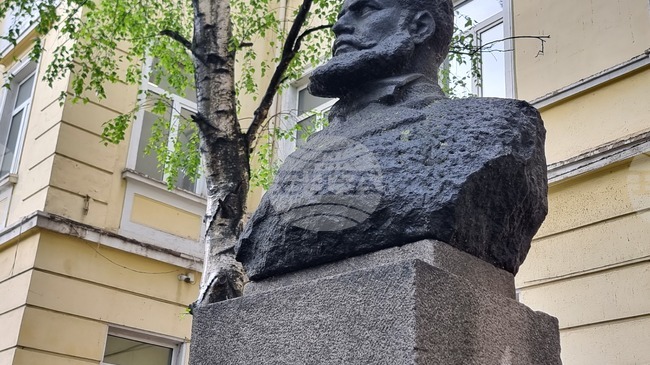 С минута мълчание и поднасяне на венци Перник почете Христо Ботев и героите, загинали за свободата на България
