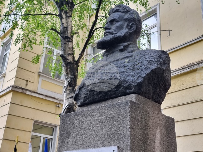 С минута мълчание и поднасяне на венци Перник почете Христо Ботев и героите, загинали за свободата на България