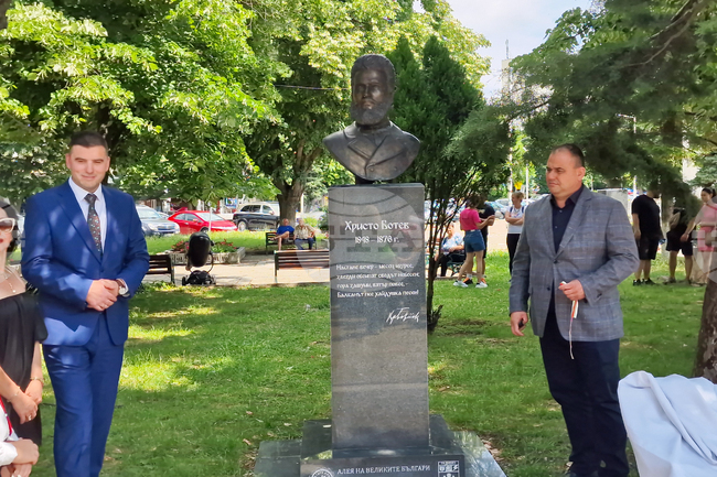 С тържествена церемония в Раднево бе открит паметник на българския поет и революционер Христо Ботев