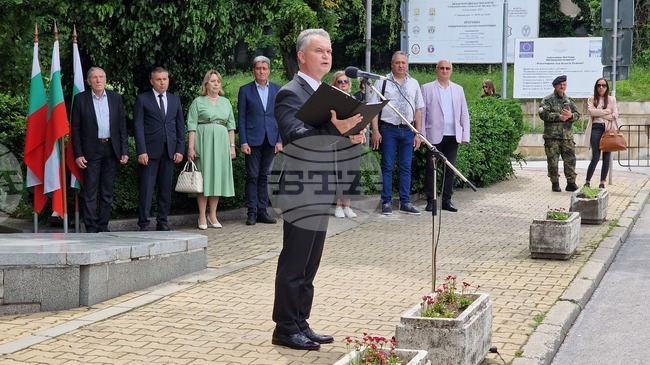 С тържествен ритуал пред Паметника на загиналите във войните шуменци представители на институции и граждани почетоха паметта на Христо Ботев