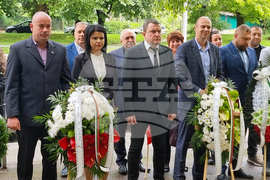 Перник - Ден на Ботев - поднасяне на венци и цветя
