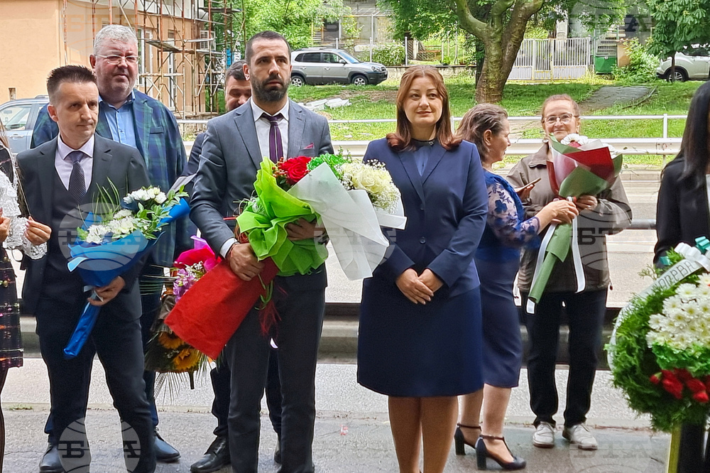 Перник - Ден на Ботев - поднасяне на венци и цветя