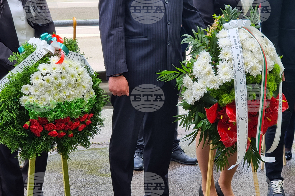 Перник - Ден на Ботев - поднасяне на венци и цветя