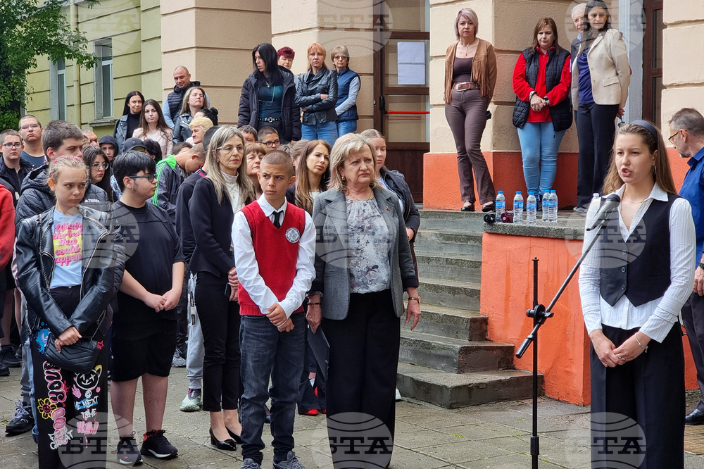 Перник - Ден на Ботев - поднасяне на венци и цветя