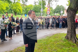 Перник - Ден на Ботев - поднасяне на венци и цветя