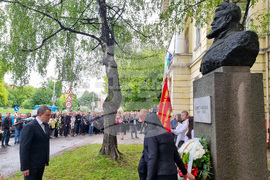 Перник - Ден на Ботев - поднасяне на венци и цветя