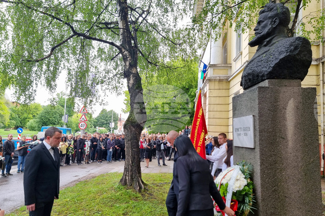 Перник - Ден на Ботев - поднасяне на венци и цветя