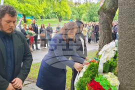 Перник - Ден на Ботев - поднасяне на венци и цветя