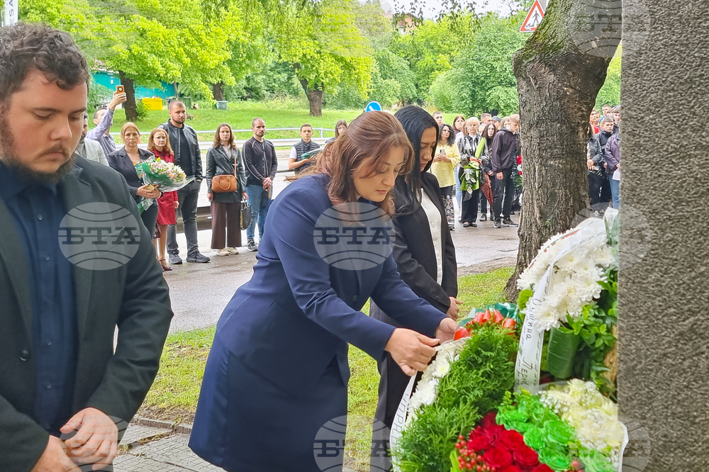 Перник - Ден на Ботев - поднасяне на венци и цветя