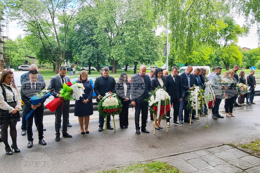 Перник - Ден на Ботев - поднасяне на венци и цветя