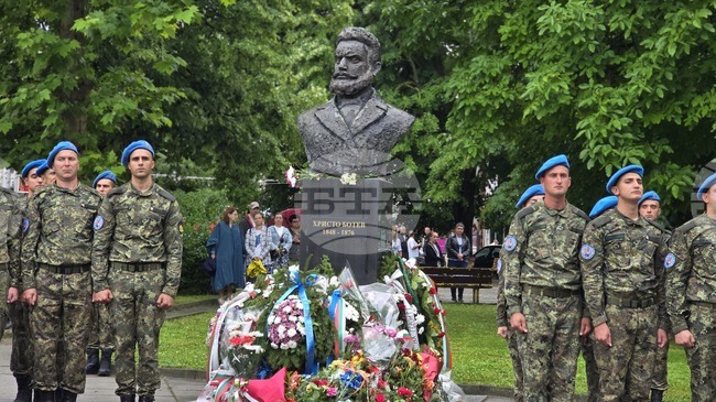 С общоградско поклонение в Плевен отбелязаха Деня на Ботев и на загиналите за свободата на България