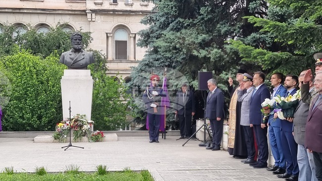 С военни почести във Велико Търново бяха почетени 150 години от гибелта на Христо Ботев