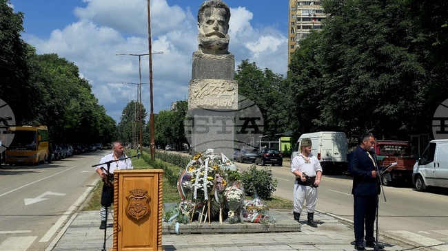 С едноминутно мълчание и полагане на венци Видин почете паметта на Ботев и на загиналите за свободата на България 