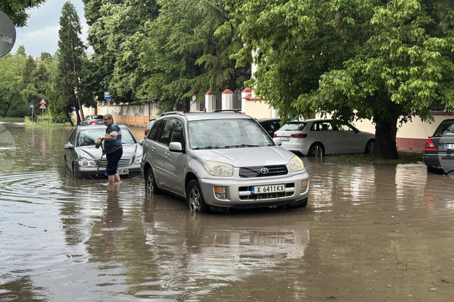 Дъжд наводни част от улиците на Хасково, за три часа са паднали 34,5 литра на кв. метър 