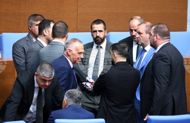 Отпадането на ковид добавката за отпуснатите след 1 юли пенсии беше акцент в дебата по промените в т.нар. удължителен закон за бюджета на второ четене