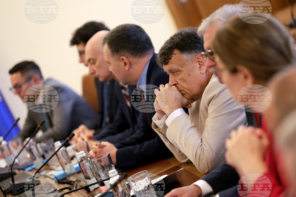 Government Adopts Bill Allowing Up to EUR 3.8 Billion in New State Debt