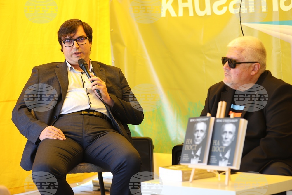 Пролетен панаир на книгата - „На пост. Начело на НАТО във време на война“ - представяне