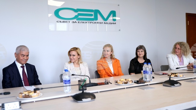 Директорът на Информационната агенция на Узбекистан Абдусаид Кучимов и главният секретар на БТА Юлия Соколова се срещнаха с членове на СЕМ
