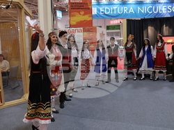 Румъния - Букурещ - Международен панаир на книгата - ученици - Български теоретичен лицей „Христо Ботев“