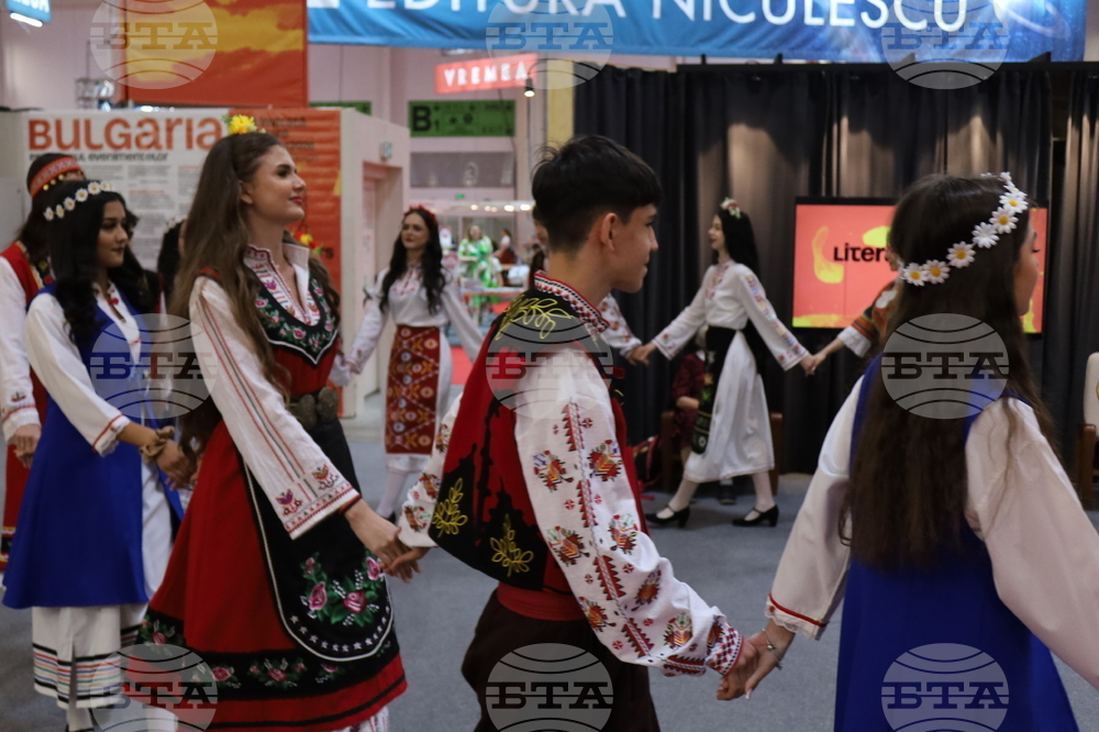 Румъния - Букурещ - Международен панаир на книгата - ученици - Български теоретичен лицей „Христо Ботев“