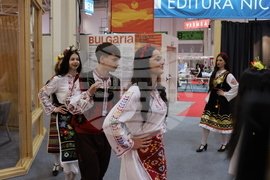 Румъния - Букурещ - Международен панаир на книгата - ученици - Български теоретичен лицей „Христо Ботев“