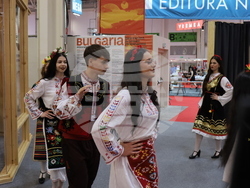 Румъния - Букурещ - Международен панаир на книгата - ученици - Български теоретичен лицей „Христо Ботев“