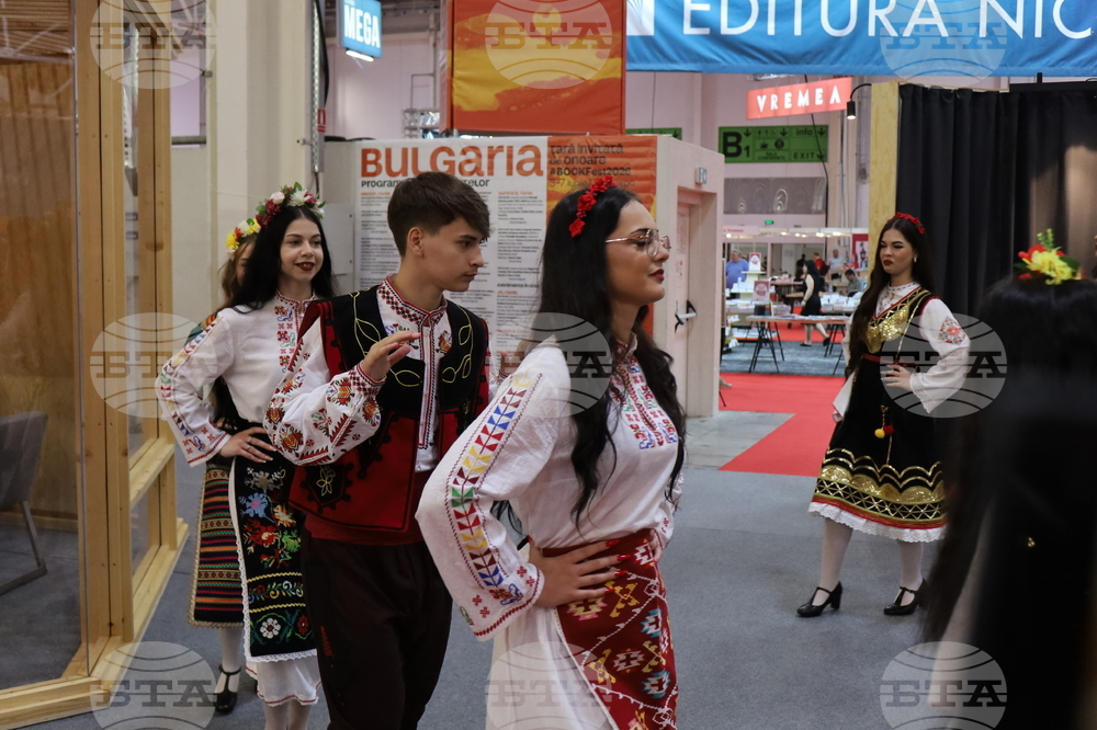 Румъния - Букурещ - Международен панаир на книгата - ученици - Български теоретичен лицей „Христо Ботев“