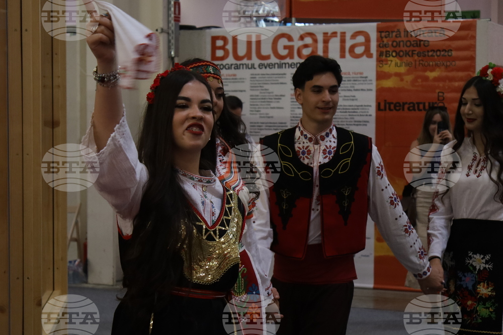 Румъния - Букурещ - Международен панаир на книгата - ученици - Български теоретичен лицей „Христо Ботев“