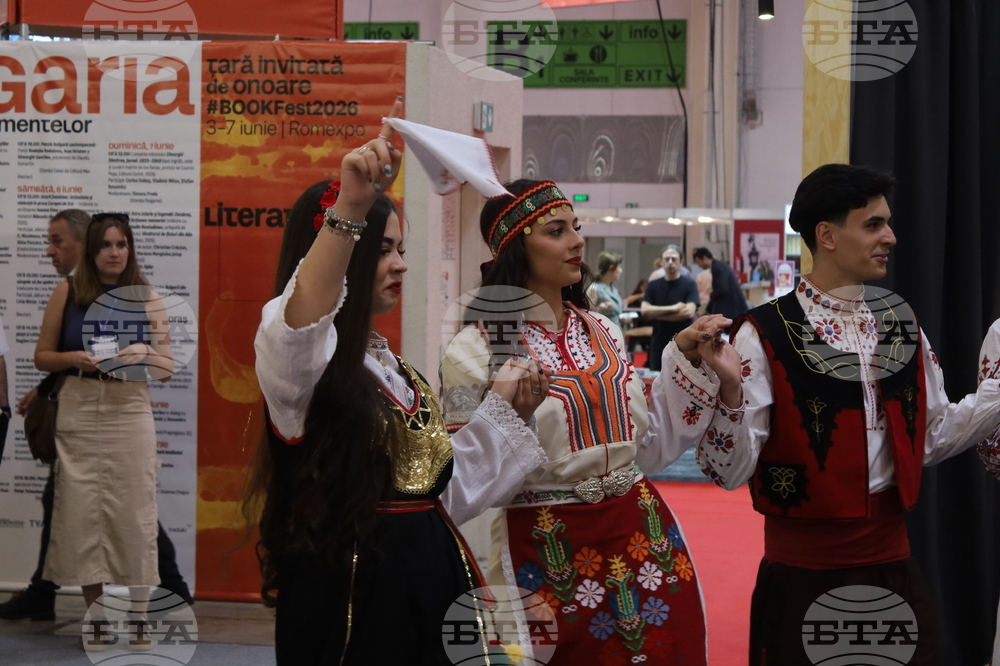Румъния - Букурещ - Международен панаир на книгата - ученици - Български теоретичен лицей „Христо Ботев“