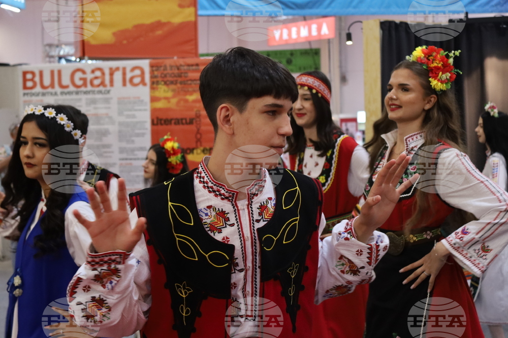 Румъния - Букурещ - Международен панаир на книгата - ученици - Български теоретичен лицей „Христо Ботев“