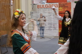 Румъния - Букурещ - Международен панаир на книгата - ученици - Български теоретичен лицей „Христо Ботев“