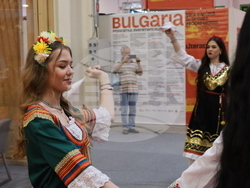 Румъния - Букурещ - Международен панаир на книгата - ученици - Български теоретичен лицей „Христо Ботев“