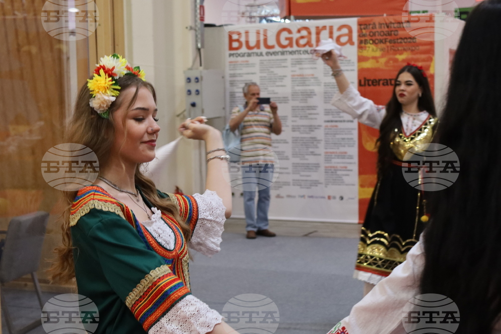 Румъния - Букурещ - Международен панаир на книгата - ученици - Български теоретичен лицей „Христо Ботев“