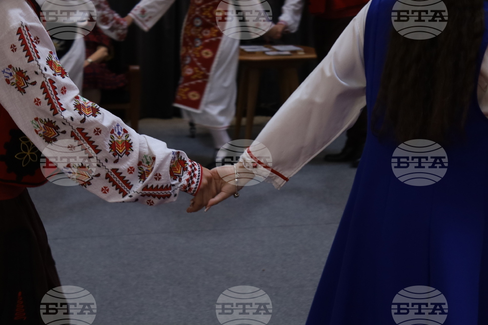 Румъния - Букурещ - Международен панаир на книгата - ученици - Български теоретичен лицей „Христо Ботев“