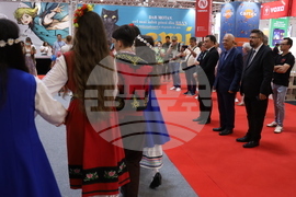 Румъния - Букурещ - Международен панаир на книгата - ученици - Български теоретичен лицей „Христо Ботев“