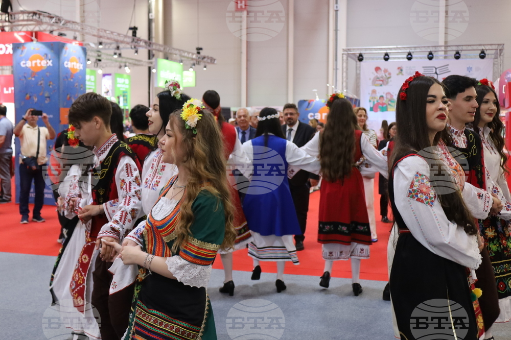 Румъния - Букурещ - Международен панаир на книгата - ученици - Български теоретичен лицей „Христо Ботев“