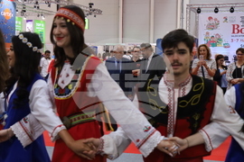 Румъния - Букурещ - Международен панаир на книгата - ученици - Български теоретичен лицей „Христо Ботев“