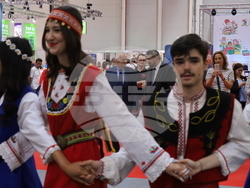 Румъния - Букурещ - Международен панаир на книгата - ученици - Български теоретичен лицей „Христо Ботев“